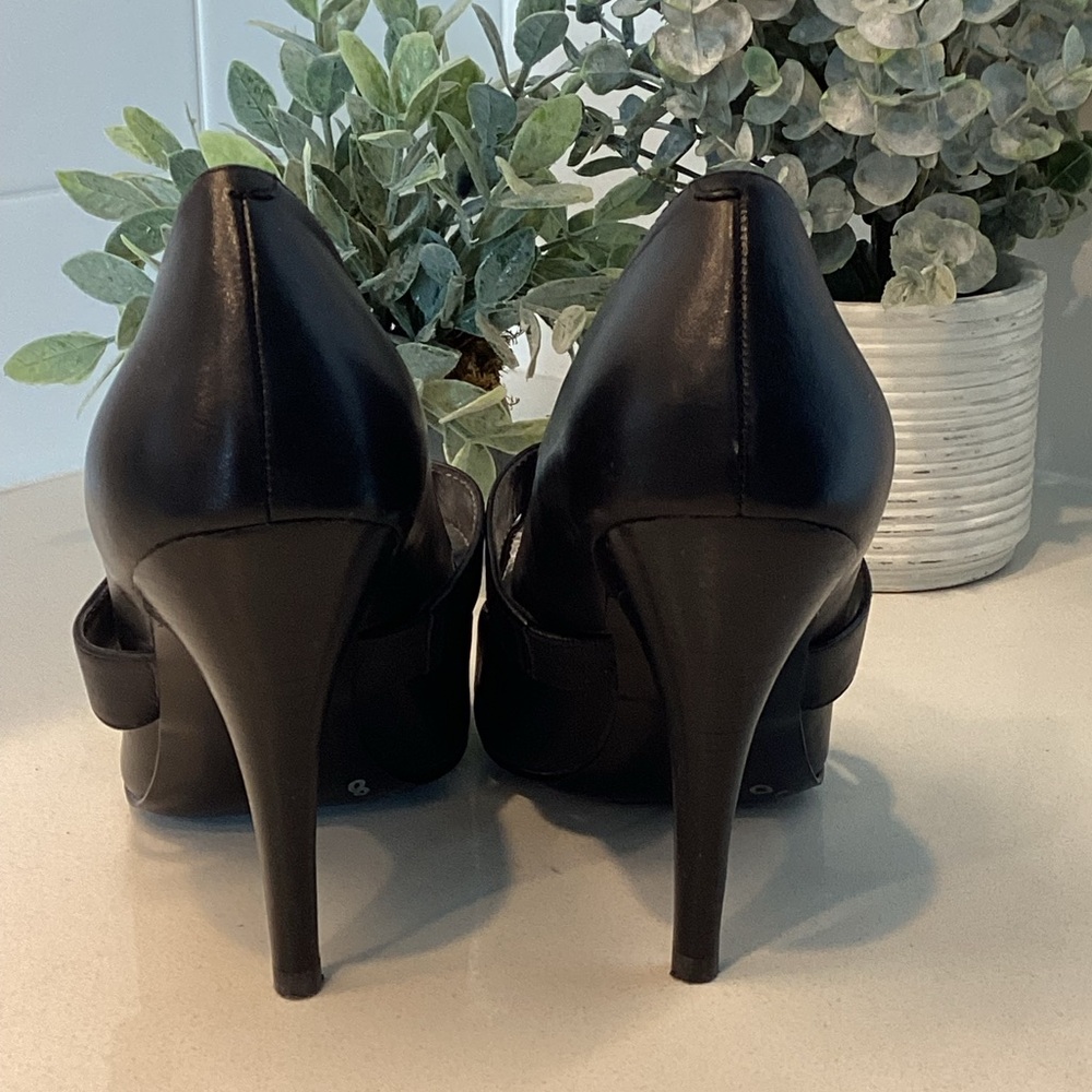 BCBG Paris Elegant Black Leather Women's T-Strap Heels Sz 8.5 - Picture 5 of 7